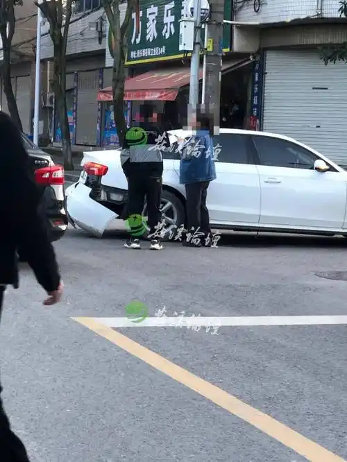 在车祸现场看到,事故发生在谷联工业区内的桥联路和康乐路交叉路口