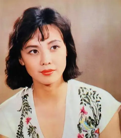 凭借《生活的颤音》走红的冷眉,嫁老外淡出荧幕,66岁现状如何|演员