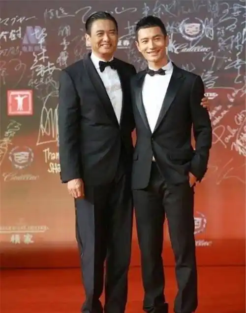 综艺节目中,一些明星的高鞋垫已经被取走,这真是令人尴尬,比如撒贝宁