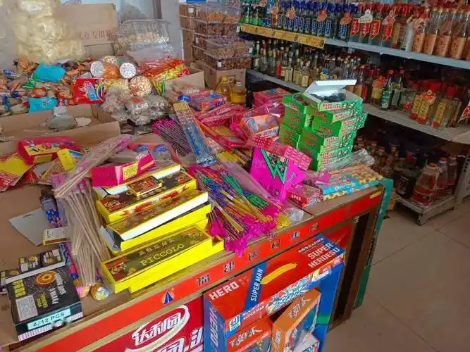 检查至丰阳镇西峨庄村时,发现天天顺超市货架上摆放大量烟花爆竹,随后