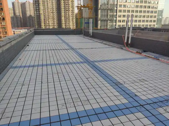 (4)综合楼屋面缸砖完成1/4