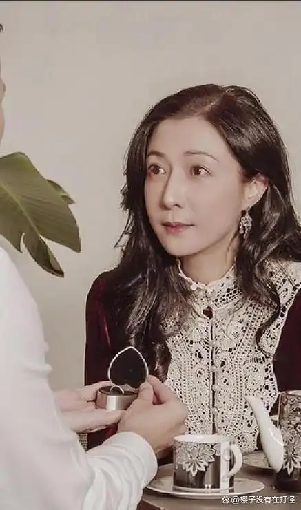 此时的吴绮莉在成龙眼中,就是费尽心机上位的"泼妇",所以对吴绮莉没有