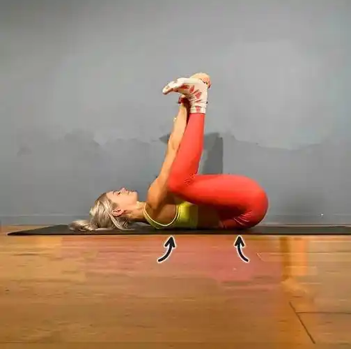 9个简单的瑜伽动作,在家躺着练,深度放松背部打开髋部_双腿