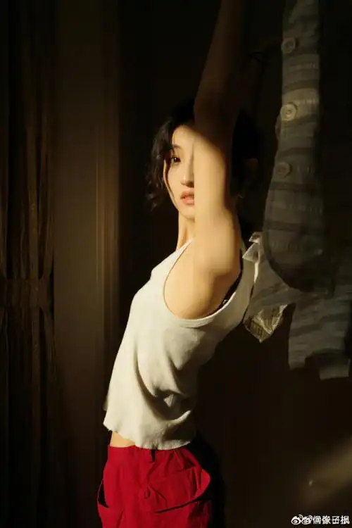 张子枫晒光影随拍##张子枫红色工装裙