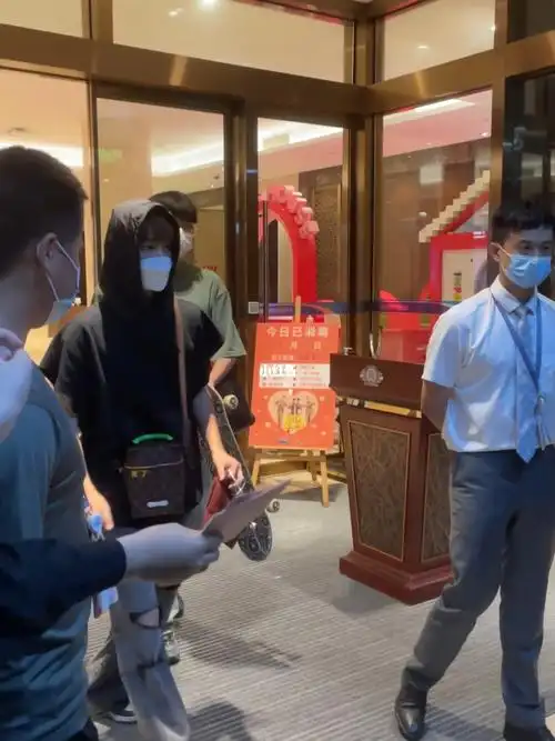 了吧助理卢卡斯也好好每个人的信都接了把信送出去了#justin黄明昊