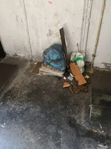 荣华街玉带二村楼道脏乱差