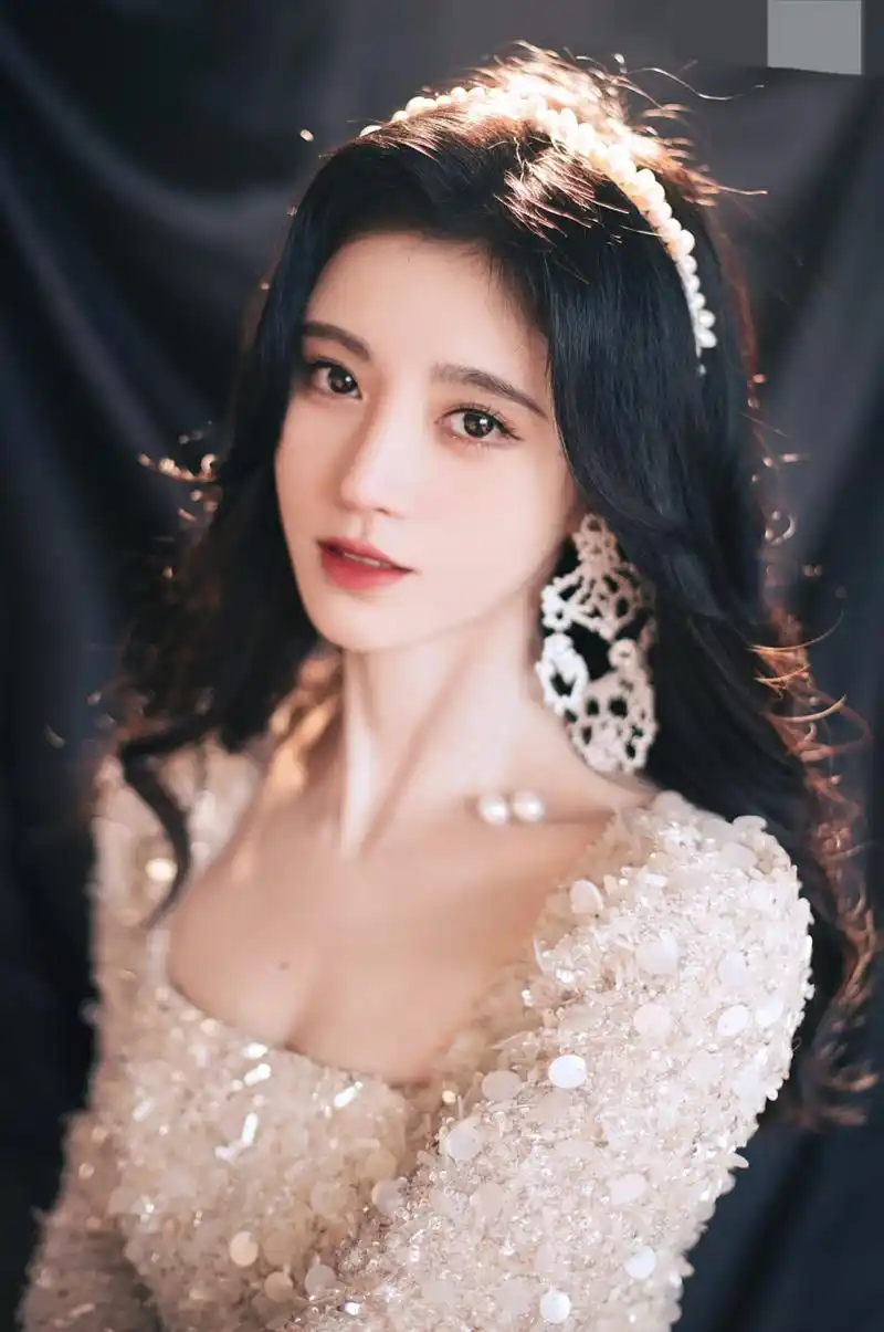 方领设计复古大气,秀出深邃的锁骨与诱人的事业线,鞠婧祎大玩锁骨杀