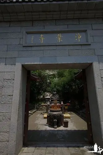 果然是登高望远,站在净业寺门前的平山上,一览众山小的感觉确实震撼.