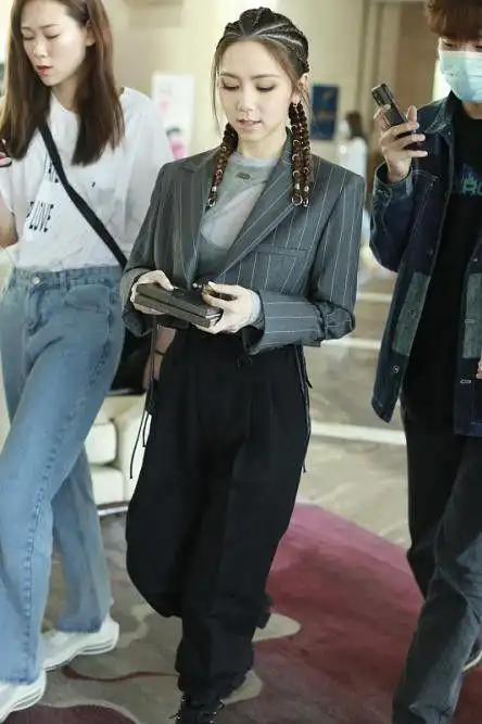 邓紫棋这次真选对服饰了短西装配工装裤标准的甜酷女孩穿搭