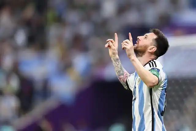 梅西进球后双手指天致敬马拉多纳让很多球迷感动得落泪