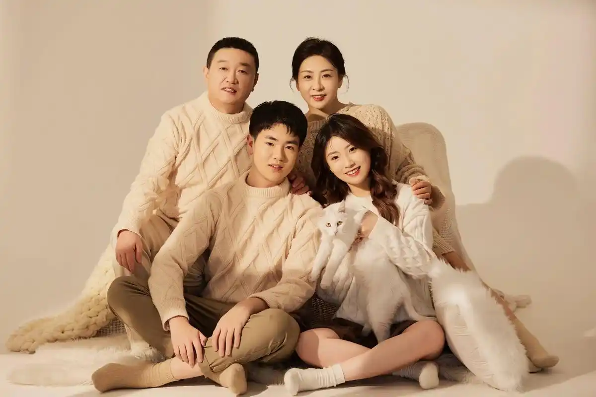 一家四口全家福拍照姿势参考 温馨家庭风格拍照姿势,重点是要笑得自然