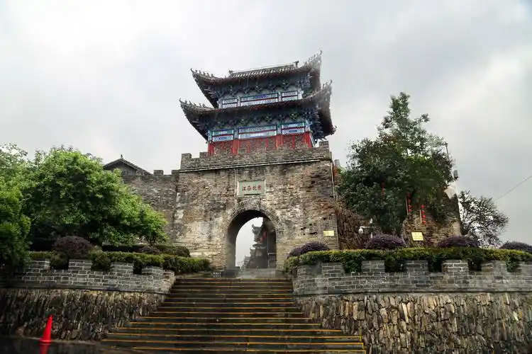 安康古城门:石泉县古城门