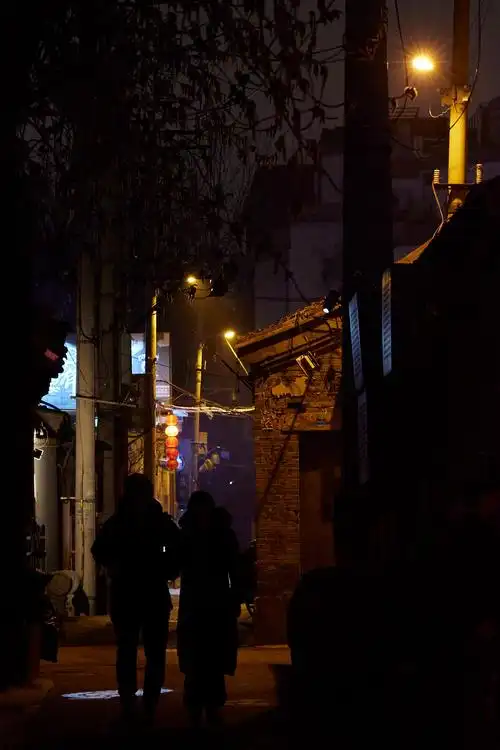 风光摄影圈光北京南锣鼓巷夜晚夫妇散步人巷子纪实晚上还没有人打赏