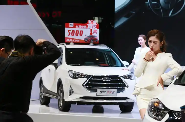 高颜值美女模特助阵郑州车展性感靓丽惊艳众人