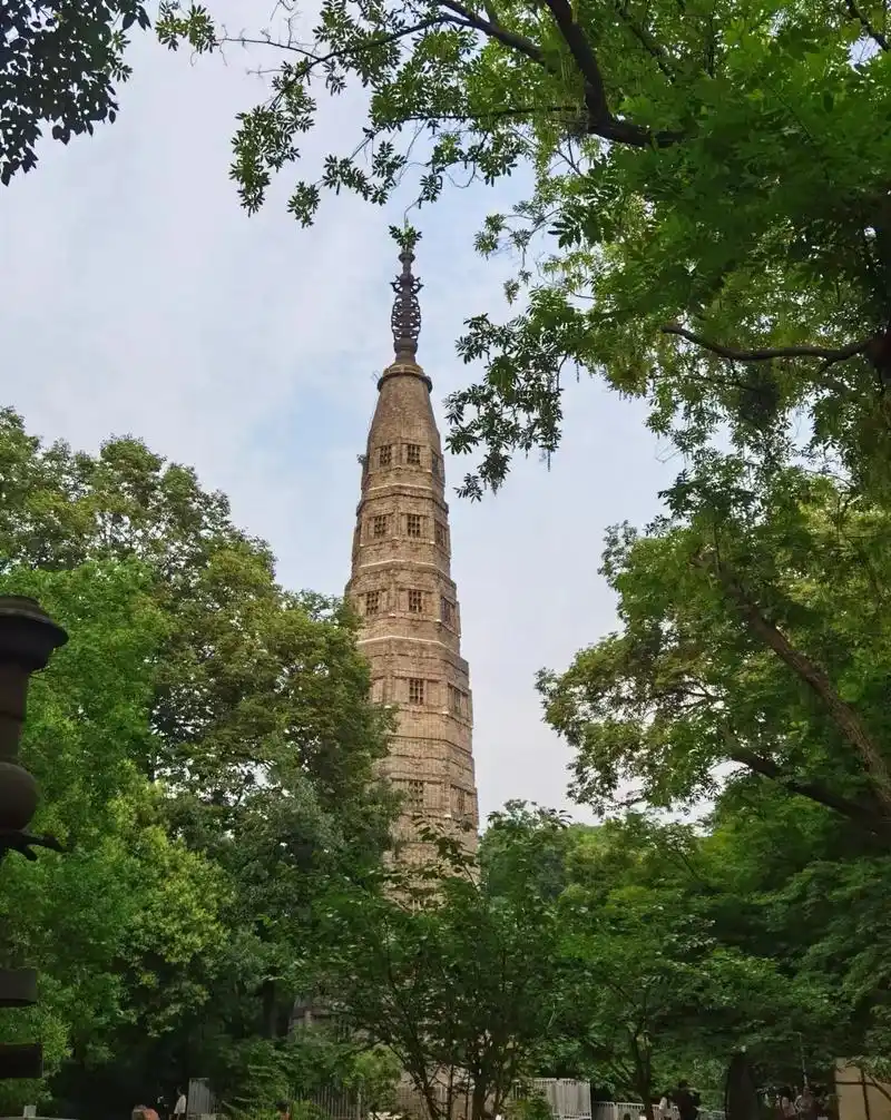 【看见】观保俶塔  登宝石山   都说西湖是杭州的城市之眼, - 抖音