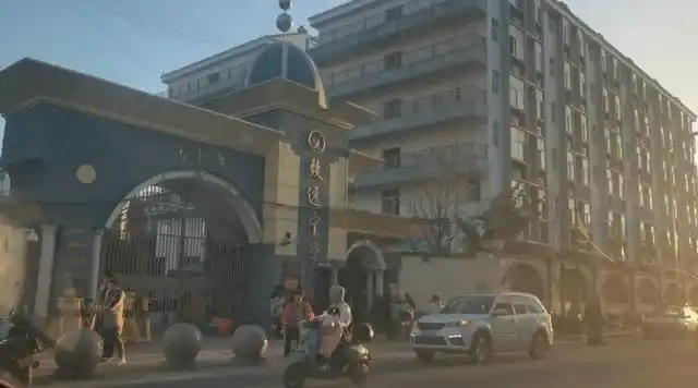 2023年1月30日,江西上饶,铅山县致远中学,校门外不远处的围墙上还粘贴