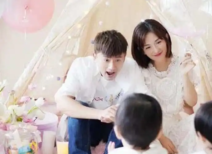 有种"妈妈"叫谢娜,别人家都给双胞胎孩子穿同款,她非得反着来