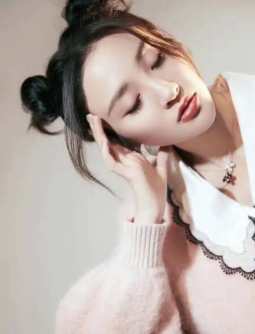 唐艺昕夏日游园会黑t恤配百褶裙与动物合影真是个天真的少女