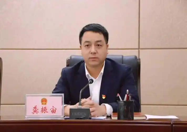 区委副书记,区长龚振宙向区人大常委会汇报全区经济社会发展情况,区