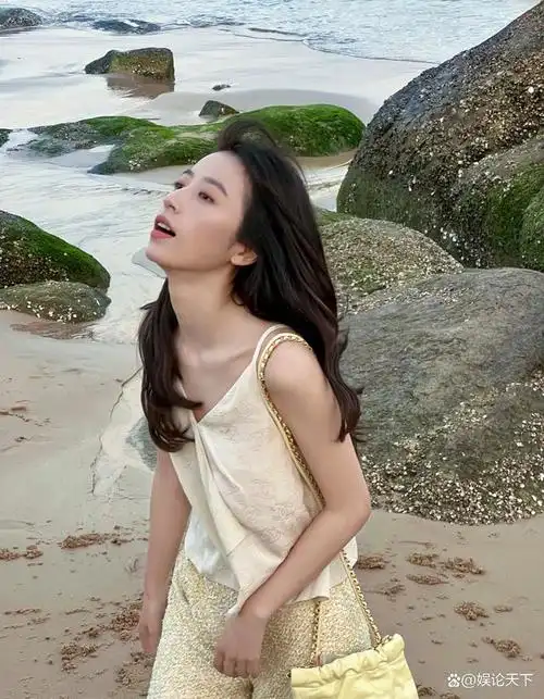 周雨彤,5 月 11 日,周雨彤在某社交平台晒出一组九宫格照片,并配文