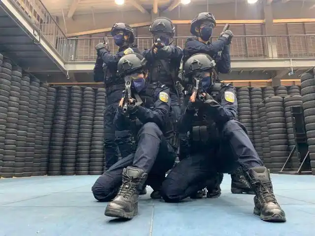 你好!"拳头和尖刀"