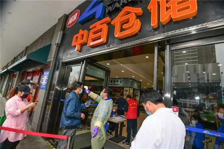 武汉无疫情小区商超开放首日 进店需过三道关 3月21日上午,在中百仓储