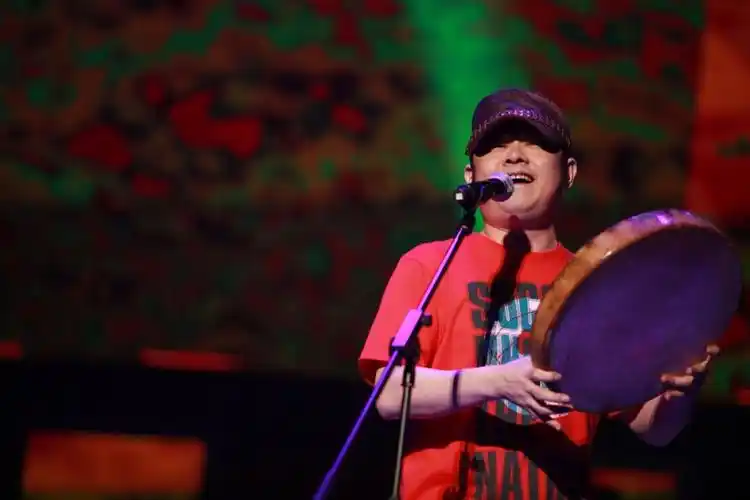 你们都别找我了",而那一年,刀郎才16岁,年幼的他除了唱歌之外什么都不