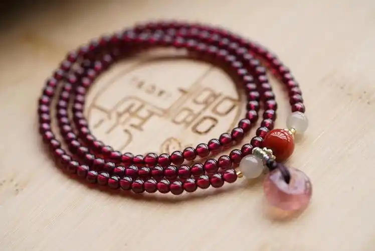 分享一款简约古风的石榴石三圈手链国潮美