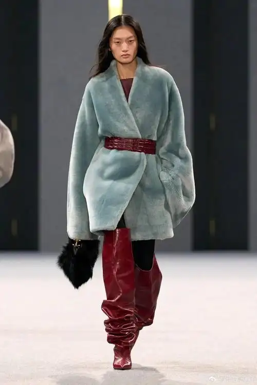 闪耀巴黎,新面孔模特惊艳亮相2025秋冬时装周