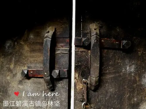 一对古老的门栓