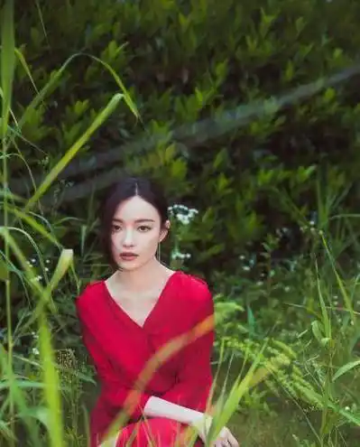 酒红丝绒连衣裙穿上身,倪妮气质和气场秒增,这样穿你也可以_红色_的