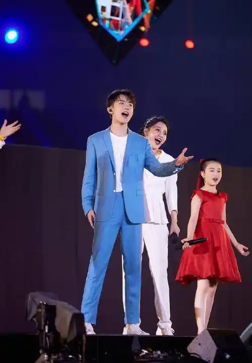 吴磊和易烊千玺同穿西服套装穿搭,一个成熟稳定,一个帅气十足_帅哥