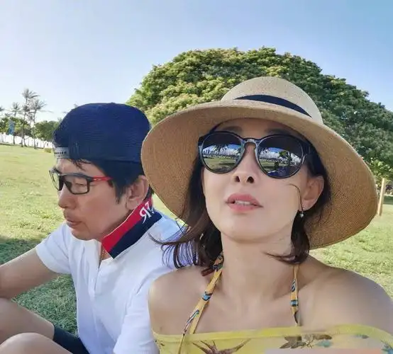 牛莉罕见晒夫妻恩爱照圈外老公脖子戴大金链两人年龄差距明显