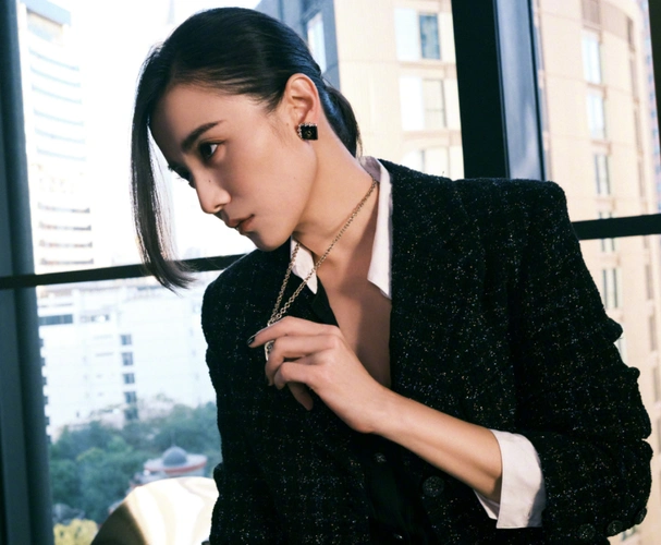 40岁宋佳新造型太靓头发造型搭配黑色休闲套装获得年度女主角