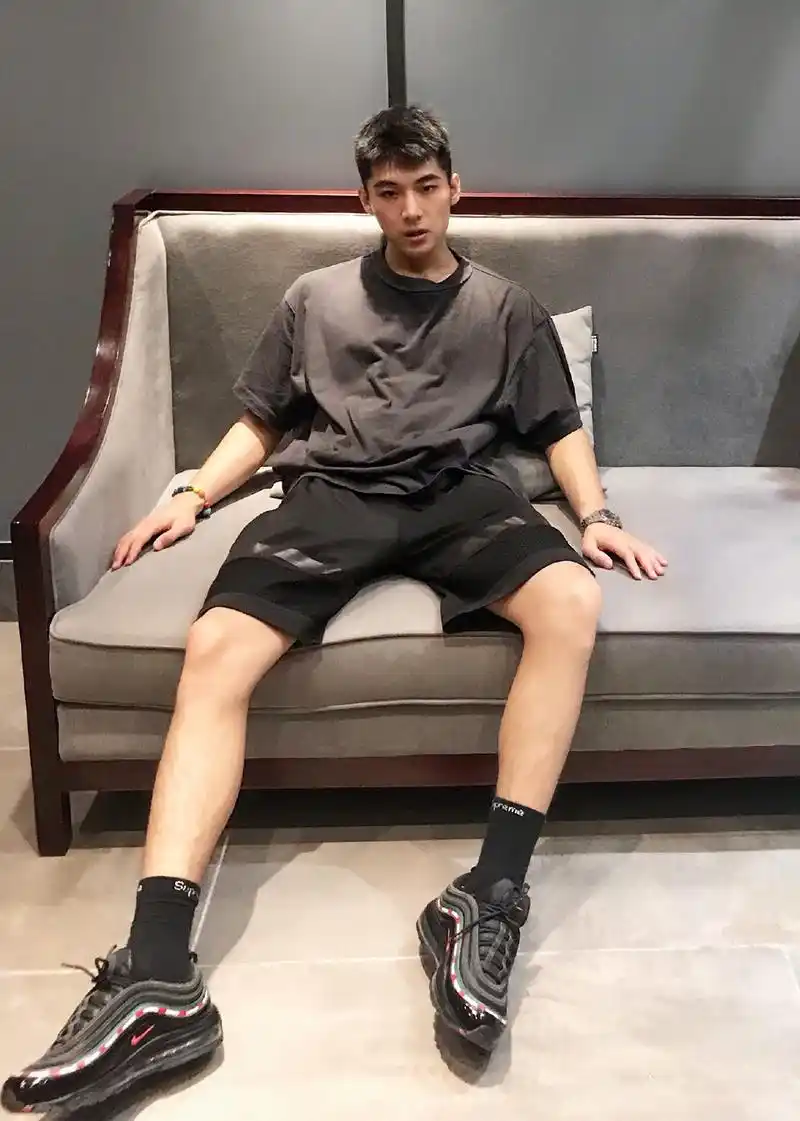 原创运动少年那么多,这种可爱脸,肤色健康的阳刚肌肉帅哥,不香吗?