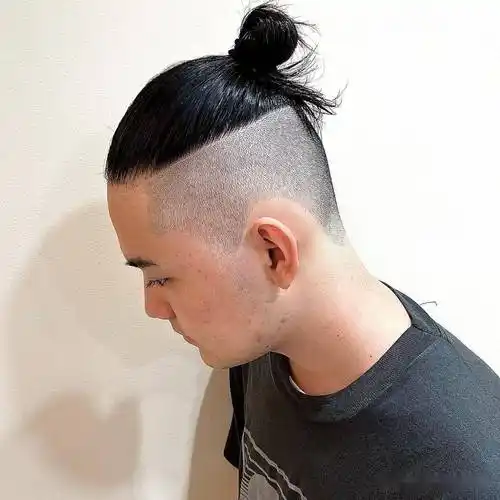 比如这种周边推光光,头顶留长扎起来的发型,就很有艺术范,帅气有型不