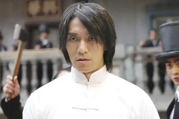 《功夫》是一部由周星驰执导和主演的2004年香港动作喜剧电影,讲述了