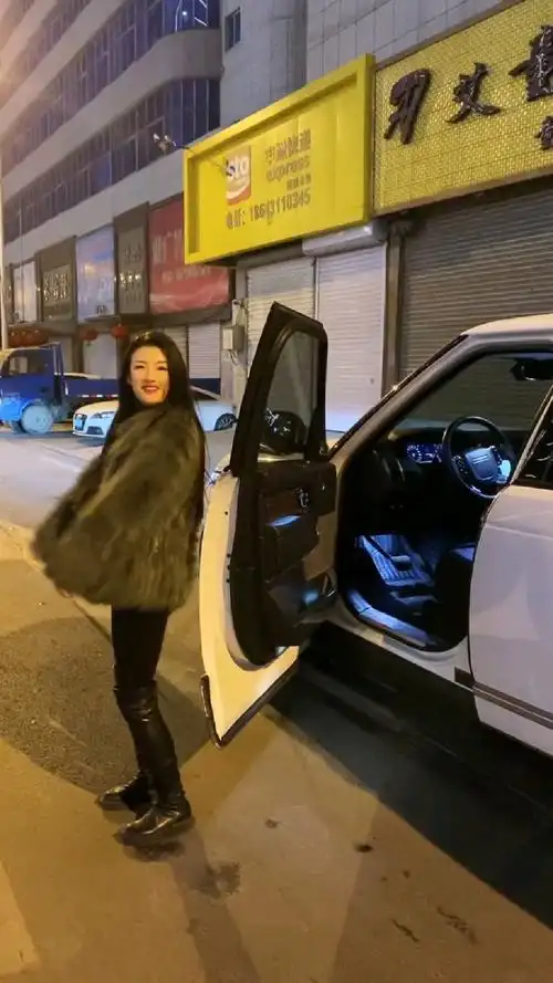 开路虎的女司机用屁股关门