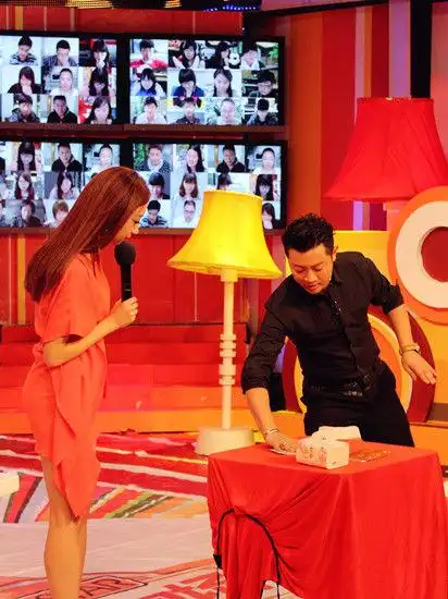 罗中旭做客《最佳现场》 挑战刘谦大变魔术