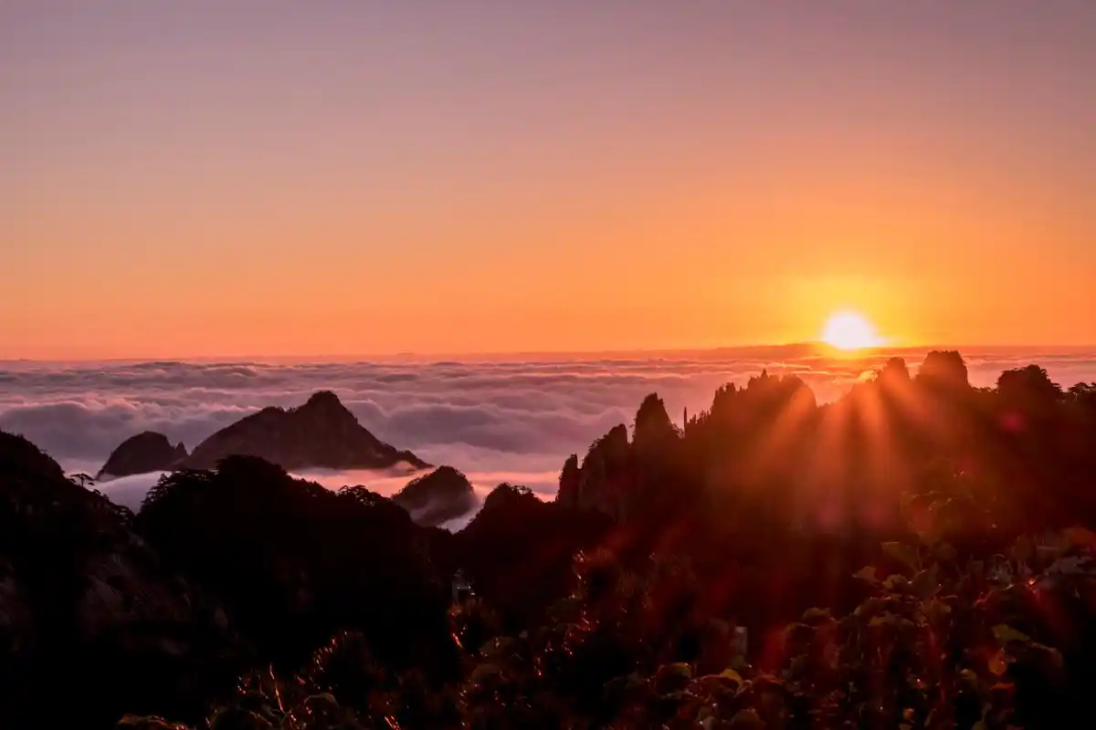 黄山日出是摄影爱好者的天堂,也是情侣们浪漫之旅的绝佳选择.