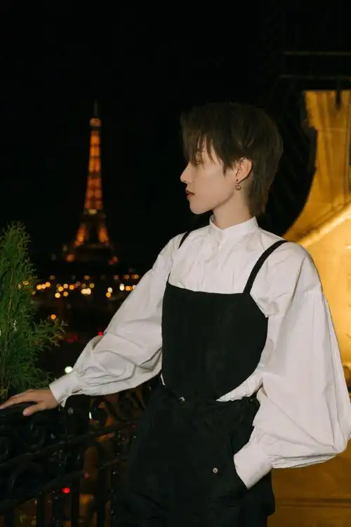 身穿dior 2023春夏系列的@刘雨昕亮相今晚即将到来的秋冬女装大秀