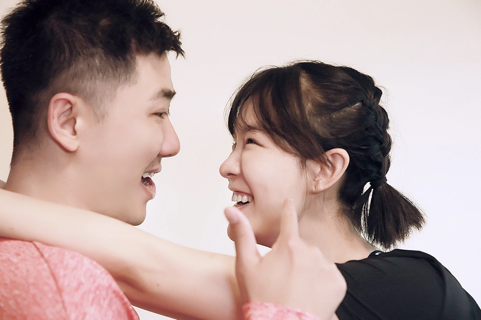 组图:李艾紧身衣体验产前普拉提 与丈夫张徐宁互动亲密恩爱十足