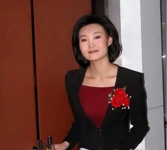 深扒之下,终于知道央视主持人李梓萌为何46岁还不结婚了