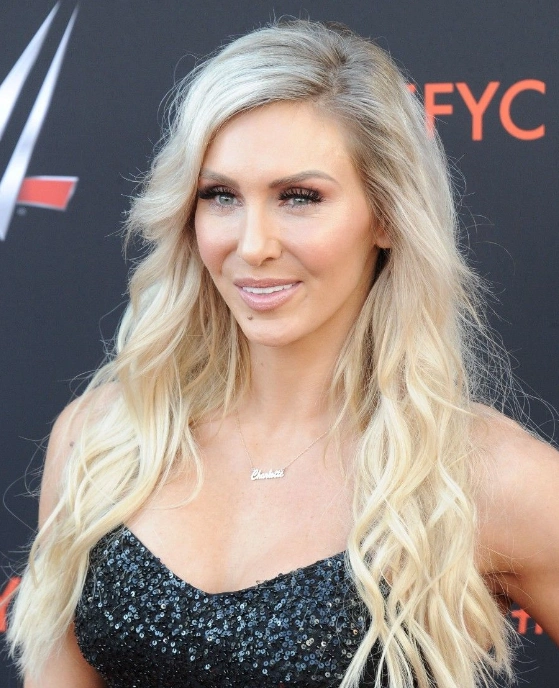 wwe女神,把两个丈夫揍进医院抢救,两度离婚至今单身!