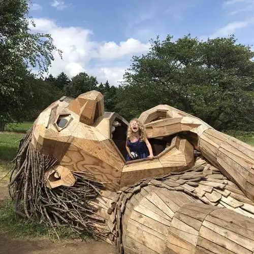 丹麦艺术家用废弃树枝打造7只巨魔,森林成了他的童话王国