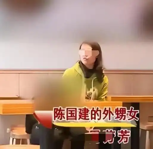 可陈大爷却丝毫不信任张婷,所有的证件都藏起来,白天把钱包带在身上