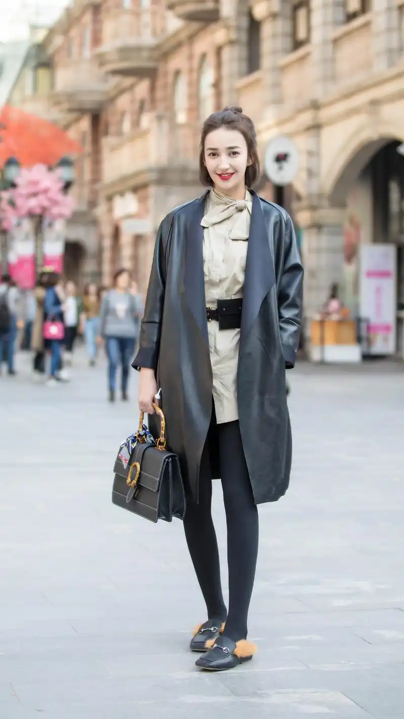 街拍美女:小姐姐颜值身材都在线,黑色系搭配显气质