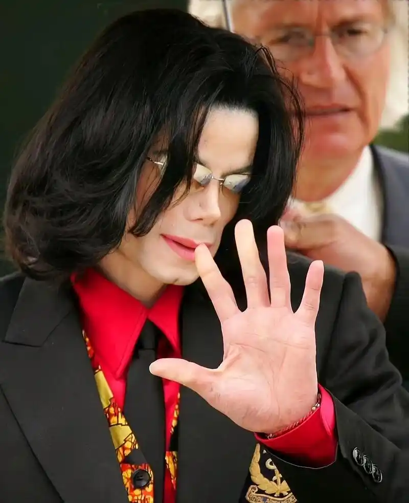 越老越有魅力.2005年5月4日 迈克尔杰克逊出席法庭西装照 - 抖音