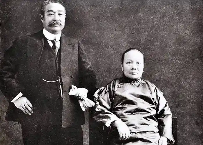 黎元洪的原配夫人吴敬君是童养媳,性子谨小慎微,不喜在人前露面,平日