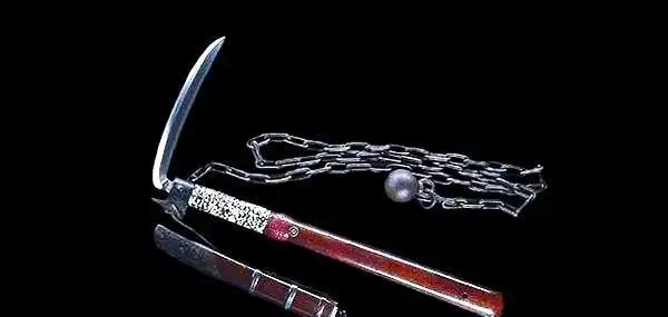 也可以用锁链缠住对方,然后近身用镰刀钩斩对方肢体要害